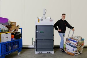 HSM V-Press 503 eco balya presi, balya çıkarma arabasında bağlı karton balya ile