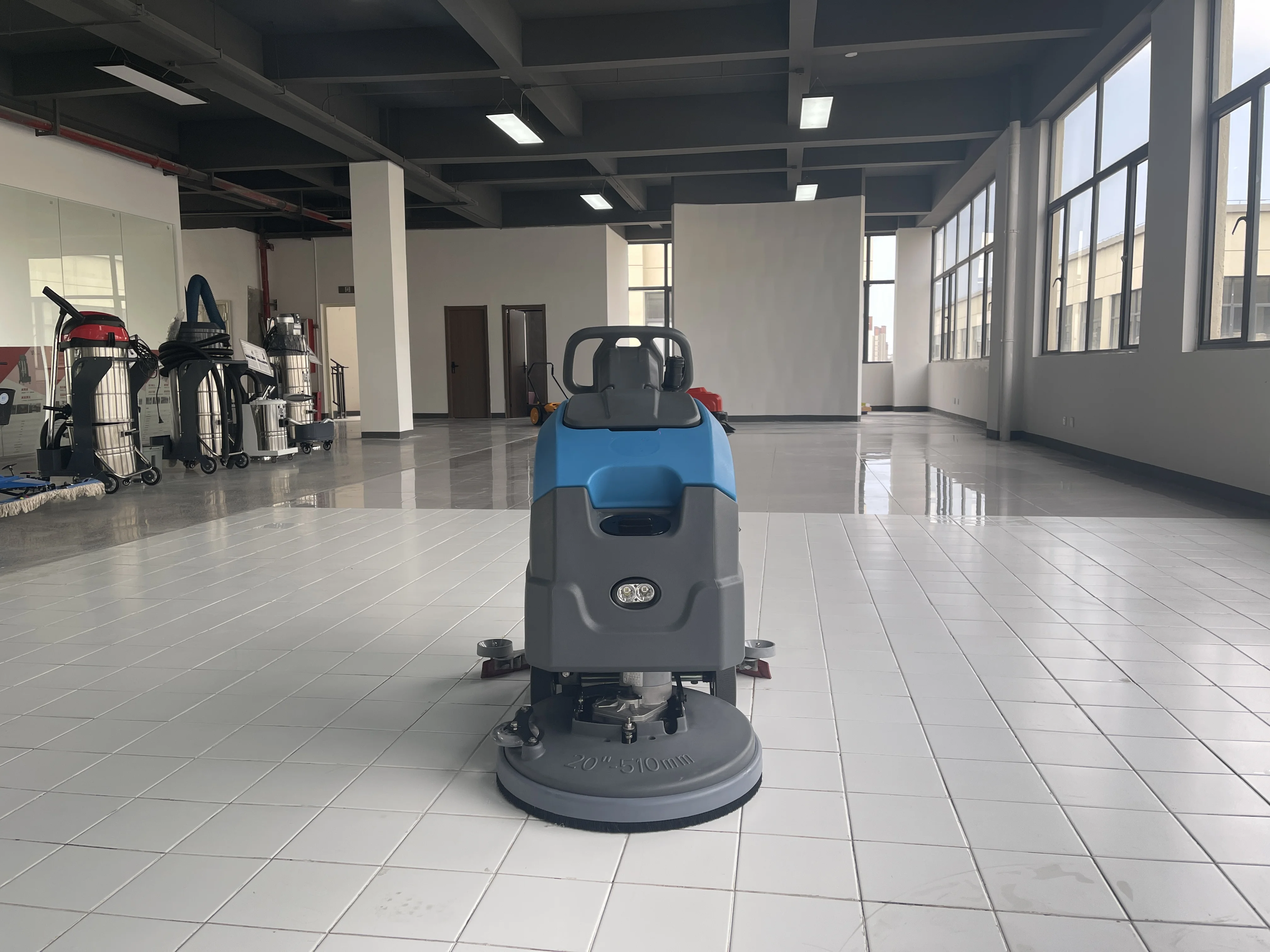 Ticari zemin temizleme makinesi